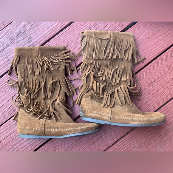 Minnetonka Shoes - Women’s Minnetonka fringed moccasins